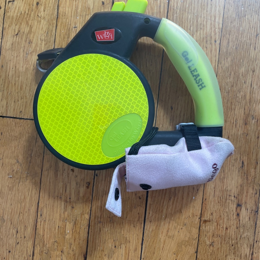 10 ft wigzi dog leash. Retractable with bag holder attachment included